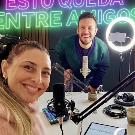 Portada de Esto Queda Entre Amigos Podcast